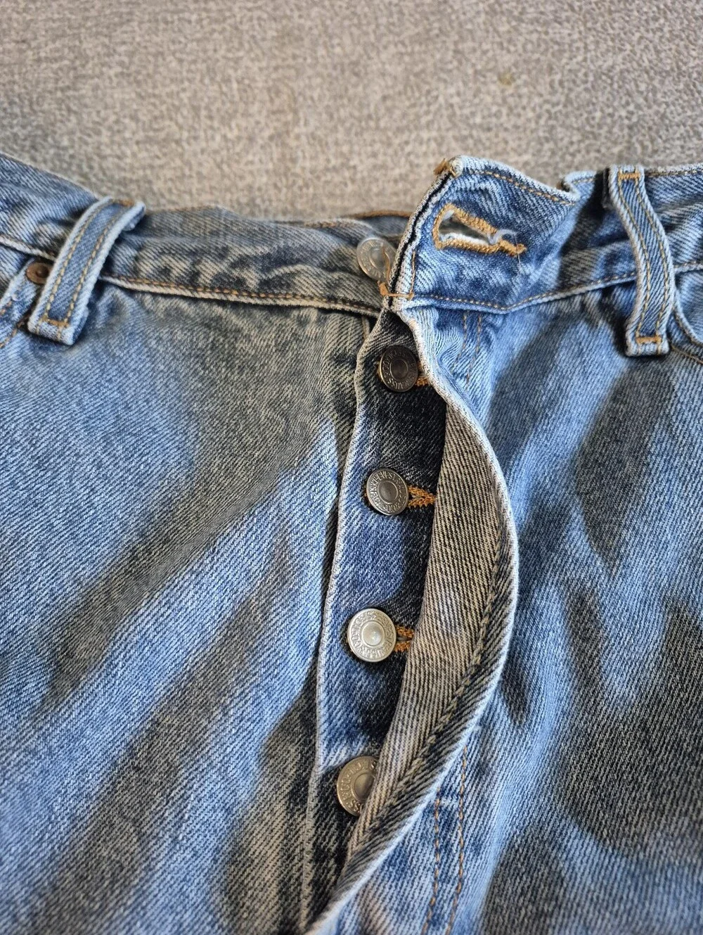 Vintage 501 Levi's 36x36 Mens 5 Button Light Wash Classic, light wear on bottom